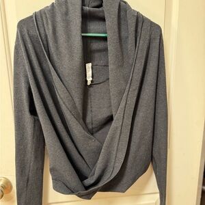 LULULEMON WRAP TOP! Sz 6 gray